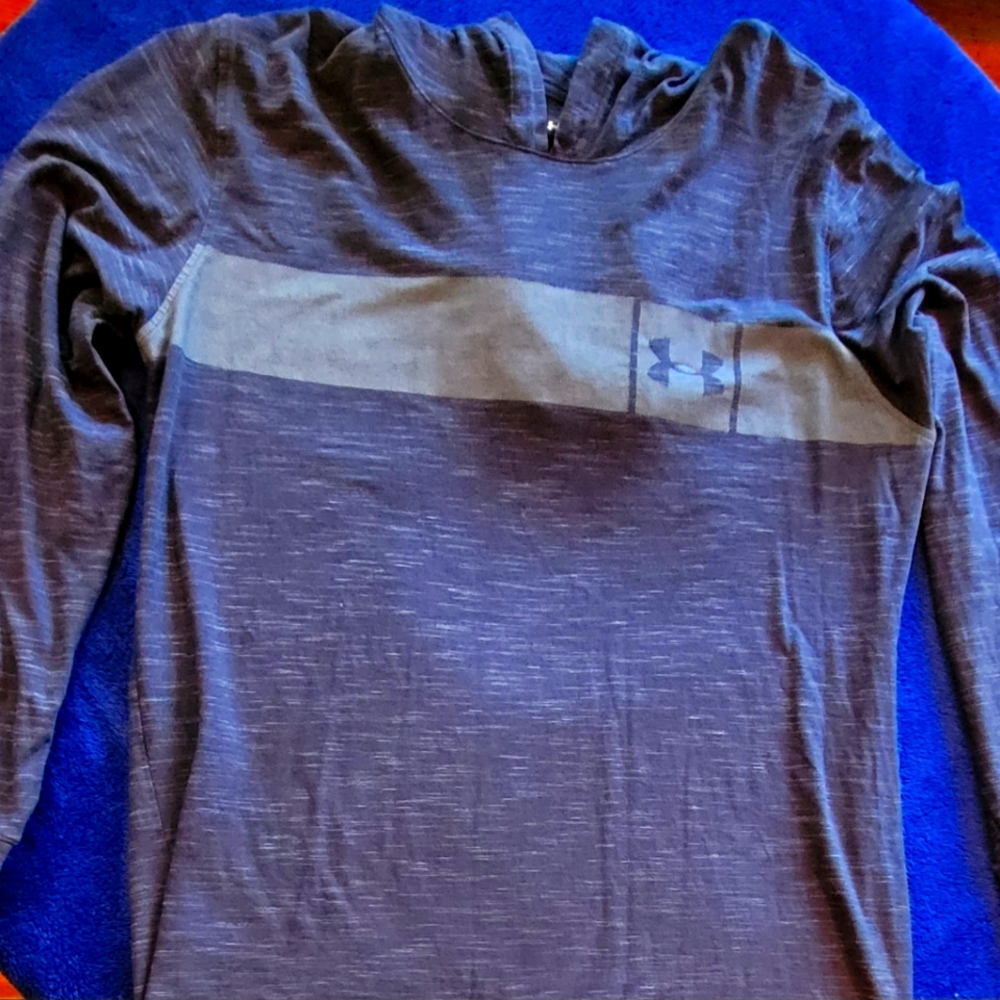 Under Armour long sleeved T w/hoodie